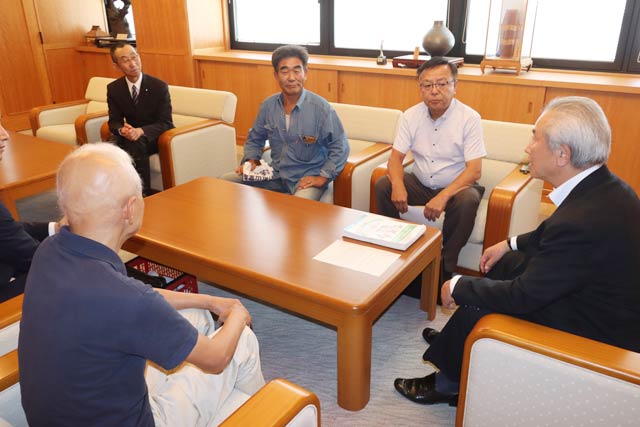 佐野町長に要望書と署名を手渡す