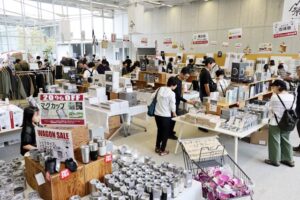 にぎわうアウトレット販売の会場