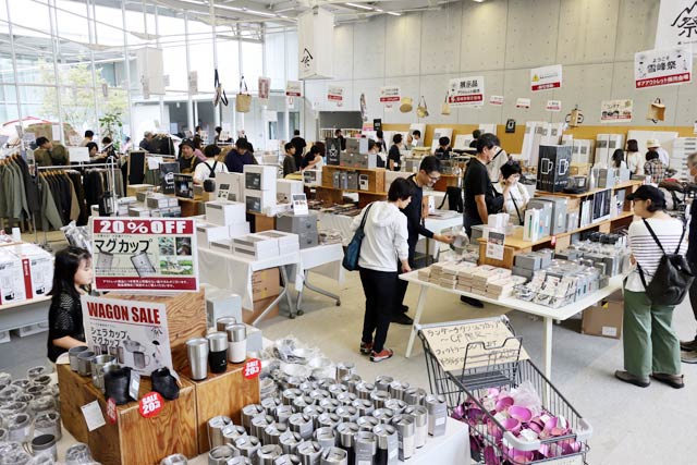 にぎわうアウトレット販売の会場