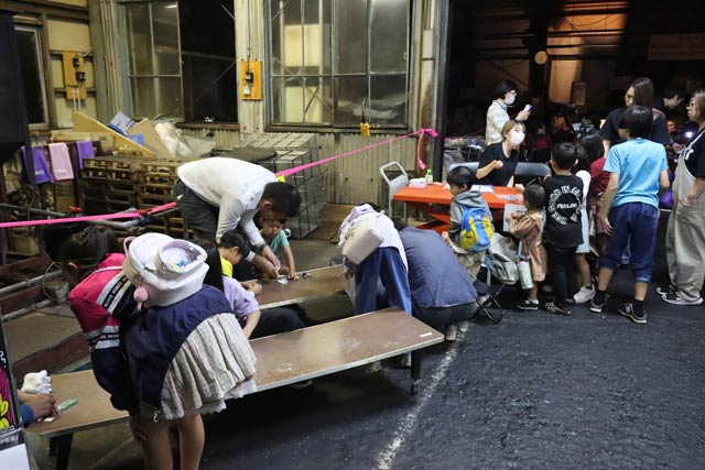 型抜きなど縁日に熱中する子どもたち