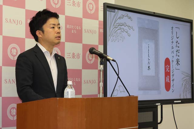 記者会見する滝沢市長