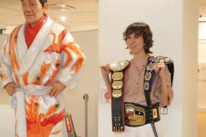 ジャイアント馬場さんが獲得したチャンピオンベルトの公式レプリカ3本を着けて写真が撮れる