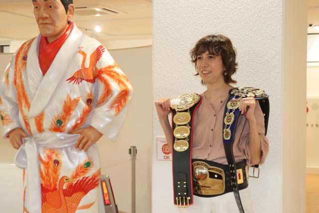 ジャイアント馬場さんが獲得したチャンピオンベルトの公式レプリカ3本を着けて写真が撮れる