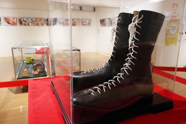 ジャイアント馬場ミニ展覧会のレプリカ16文リングシューズなど