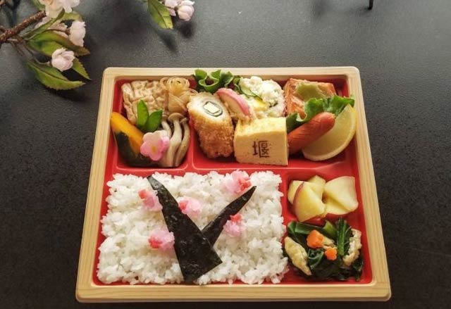 「割烹やま友」大河津分水モチーフ弁当 堰弁（せきべん）