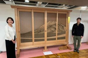 内閣総理大臣賞を受賞した渡邊文彦さんの作品『組子入硝子戸』と藤田市長と渡邊さん