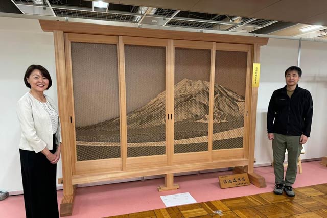 内閣総理大臣賞を受賞した渡邊文彦さんの作品『組子入硝子戸』と藤田市長と渡邊さん