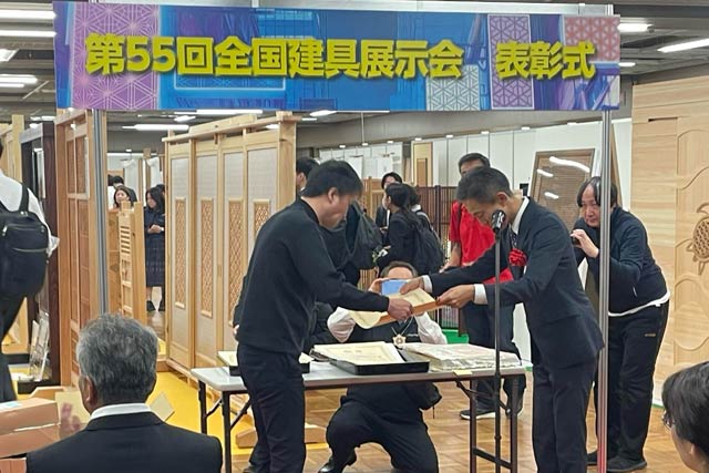 表彰式で表彰を受ける渡邊さん