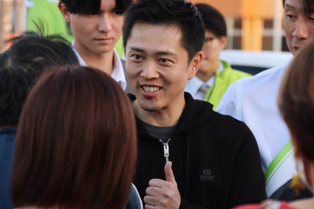 支持者らに囲まれる吉村氏