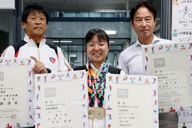 燕市役所で左から新潟県自転車競技連盟の権瓶理事長、水谷さん、小林燕市教育長
