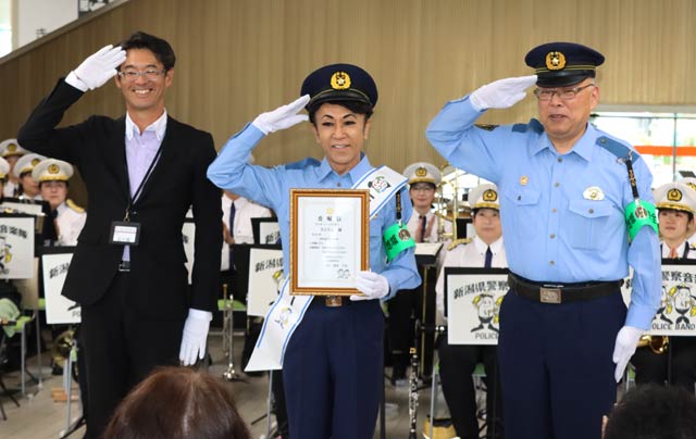 さとちん（中央）を三条防犯アンバサダーに任命 
