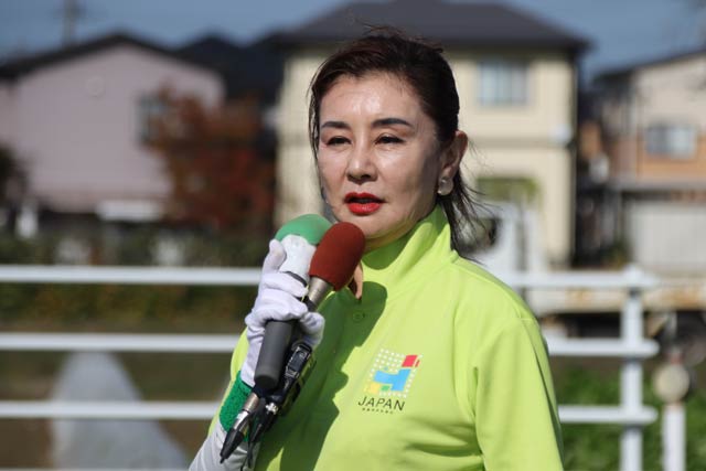 原信白根店前で応援演説を行う石井氏