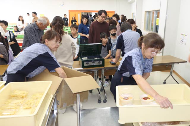 販売に当たる「いい湯らてい」社員は大忙し