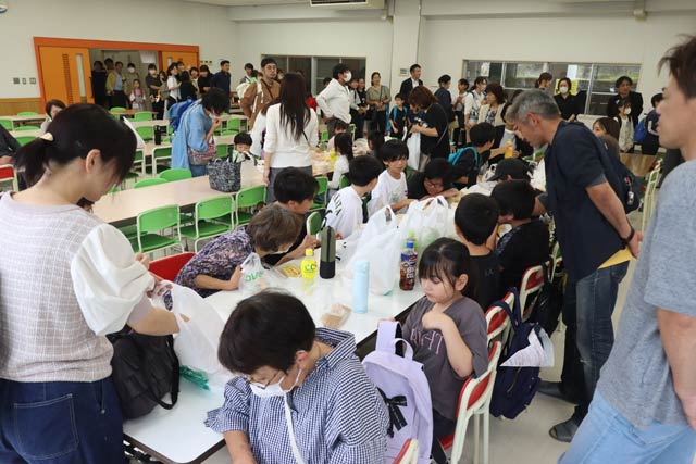 大にぎわいのバザー会場
