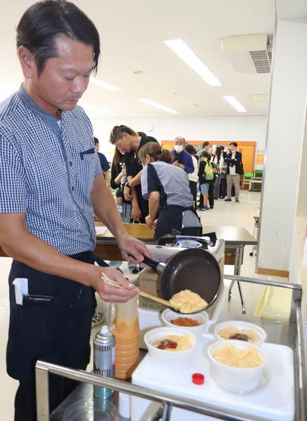 現場でオムライスを調理する椿支配人