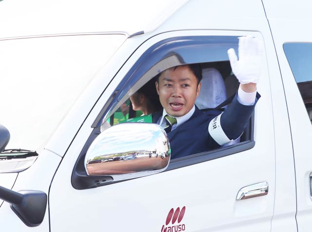 ■街宣車に乗り込んで出発する滝沢氏
