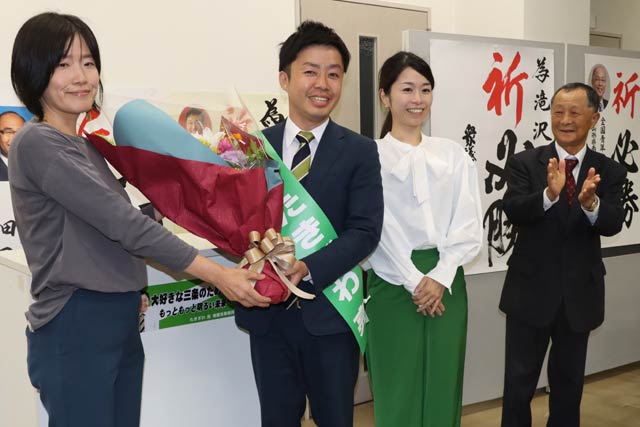 花束を受ける滝沢氏