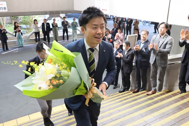 登庁する滝沢市長