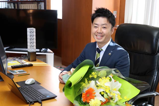 市長の席に着く滝沢市長