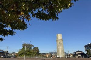 21日午前8時ごろ燕市・水道の塔と青空