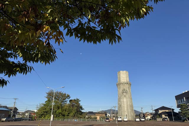 21日午前8時ごろ燕市・水道の塔と青空