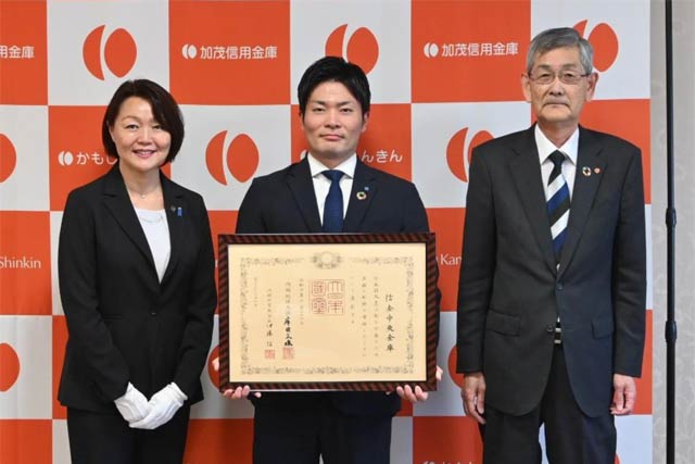 左から藤田加茂市長、信金中央金庫の渡邉氏、加茂信金の杵鞭理事長