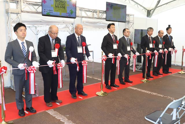 燕三条ものづくりメッセ2024開会式のテープカット
