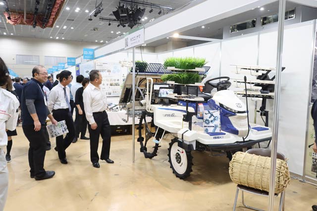(株)カエリヤマの部品が組み込まれた田植機