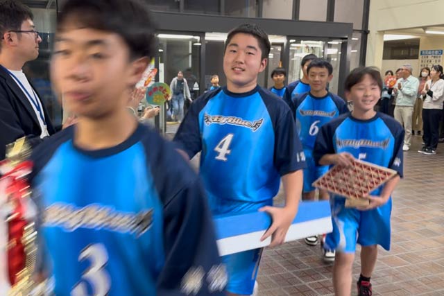 正面玄関で職員の歓迎を受ける