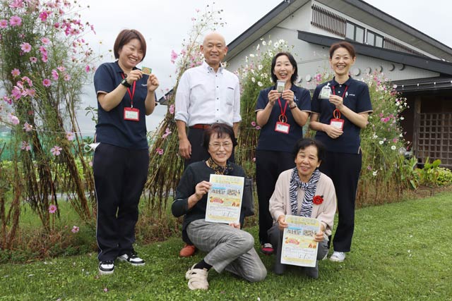 「かんきょう庵」の畑で前列左が「失敗しても良い畑」実行委員会の代表の土田典子さんと岡田芳子さん、後列は地域包括支援センター栄