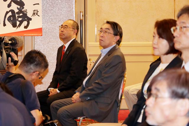 高橋選対本部長のあいさつを聞く