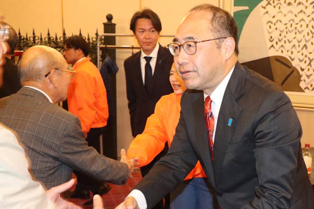 支持者を握手して見送る