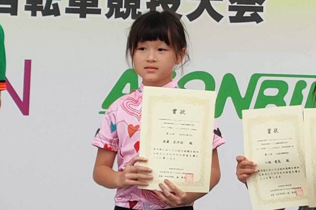 全国ジュニア自転車競技大会の小学1・2・3年生女子の部で4位入賞し表彰を受ける渡邊花乃羽さん