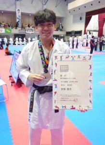 佐賀国スポ空手道少年男子組手個人戦で燕市の宮野煌大さんが2位に
