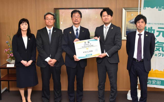 寄付目録を手渡す