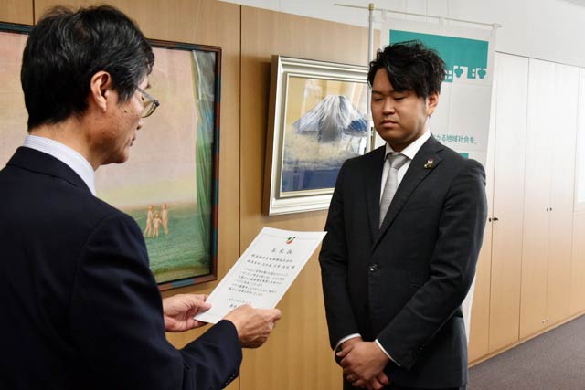 鈴木市長から感謝状を受ける小高燕営業所長
