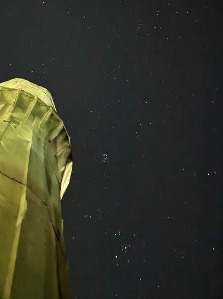 30日深夜の燕市・水道の塔と星空