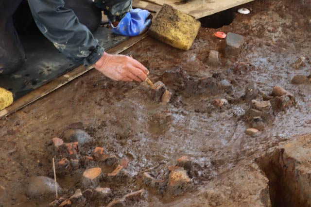 遺物の発掘作業