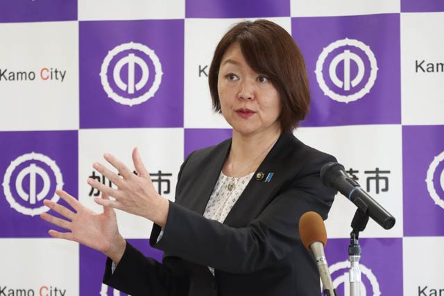 記者会見する藤田市長