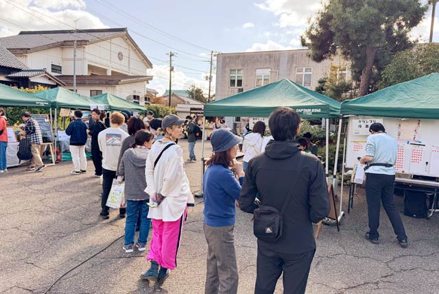3日の三条マルシェの三条市歴史民俗産業資料館会場