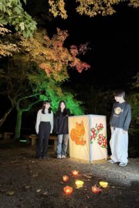 灯ろうやユキツバキの花のライトを製作した新潟経営大学伊部ゼミの学生が試験点灯