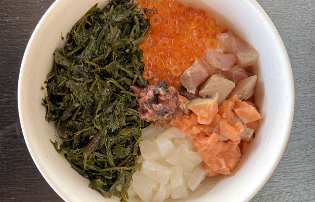 「道の駅たがみ」の佐渡フェア限定の「ご宝瓶海鮮丼」