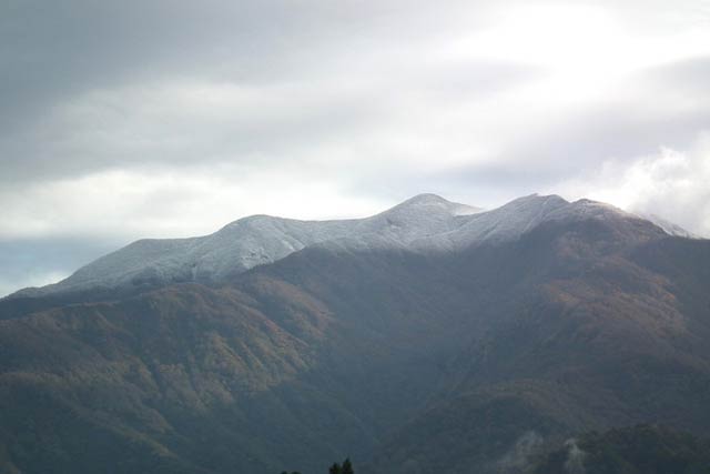 初冠雪の粟ヶ岳