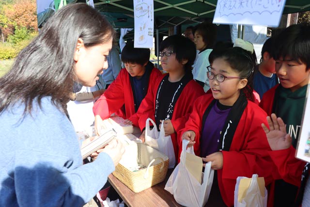 森笑米を販売する森町小5年生