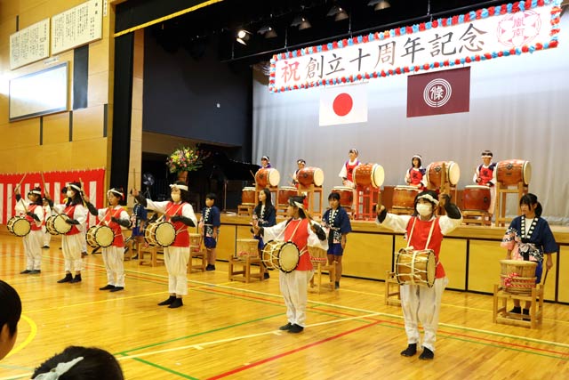 嵐南小学校創立10周年記念式典の鬼踊り太鼓