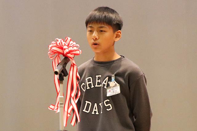 児童代表で6年生の伊藤さんが喜びの言葉