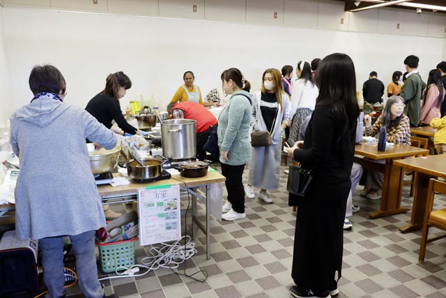 アジアの食の提供もにぎわう