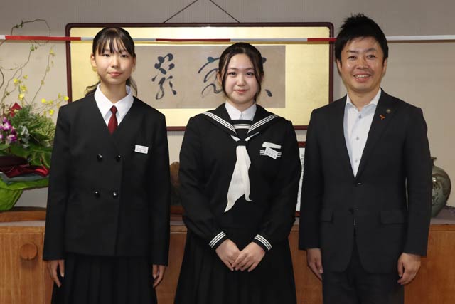 左から第一中1年南雲さん、た第二中3年珊瑚さん、滝沢市長