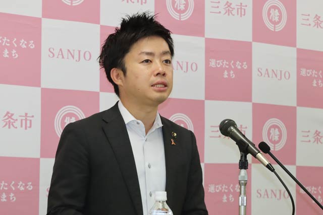 記者会見する滝沢市長