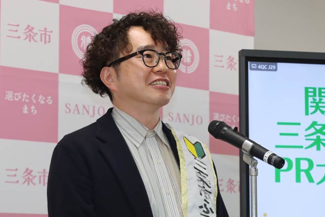 LINE登録3万人達成を誓う関田さん